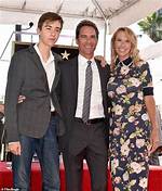 Janet Holden Bio, Wiki, Age, Height, Parents, Husband, Eric Mccormack, Son, Movies, and Net Worth